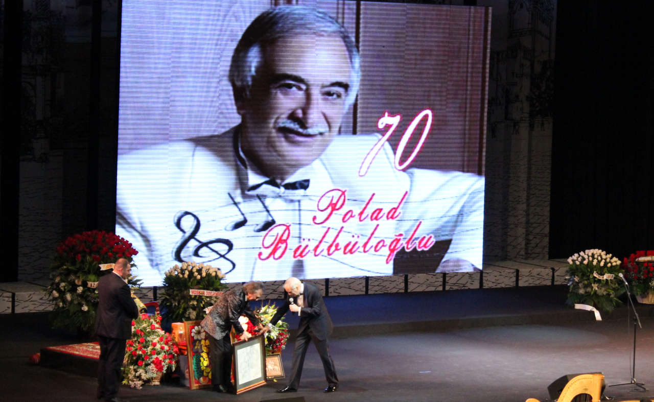 Фаррух Закиров представил клип, посвященный Поладу Бюльбюльоглу - "Küçələrə su səpmişəm" (ФОТО)