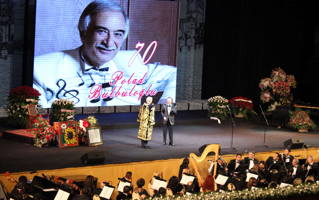 Фаррух Закиров представил клип, посвященный Поладу Бюльбюльоглу - "Küçələrə su səpmişəm" (ФОТО)