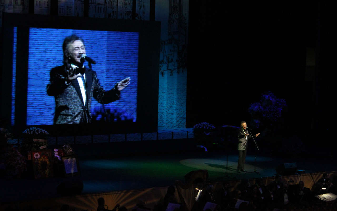 Фаррух Закиров представил клип, посвященный Поладу Бюльбюльоглу - "Küçələrə su səpmişəm" (ФОТО)