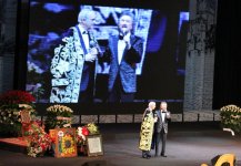 Фаррух Закиров представил клип, посвященный Поладу Бюльбюльоглу - "Küçələrə su səpmişəm" (ФОТО)