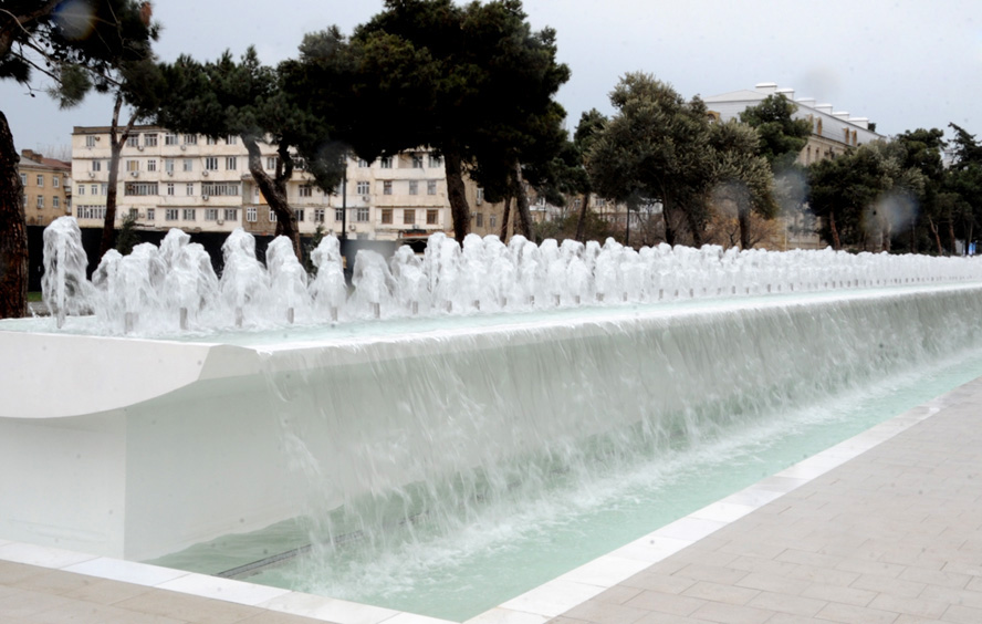 В Баку создан новый комплекс фонтанов и водопадов (ФОТО)