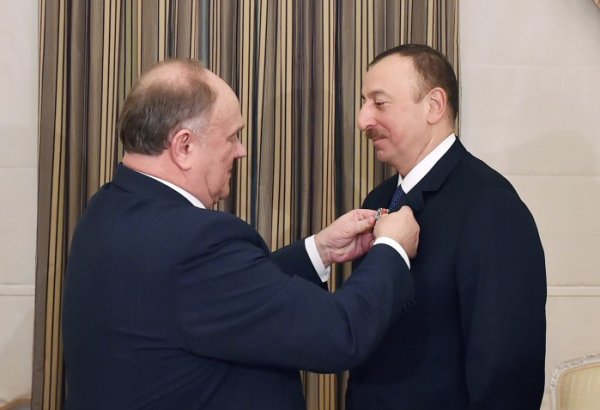 Президенту Азербайджана вручен памятный орден Компартии России (ФОТО)