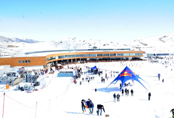 Туристический центр "Шахдаг" принимает по выходным 8 тыс. туристов