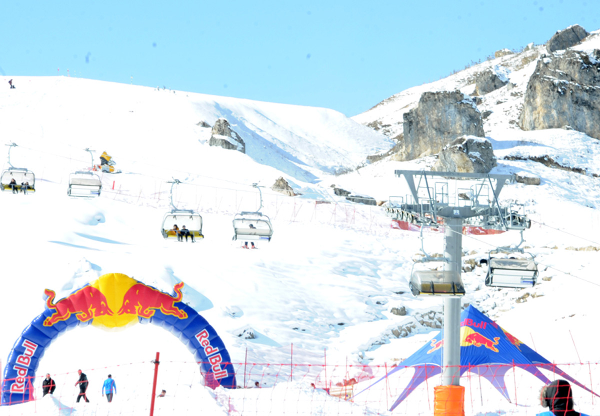 Креативное и зажигательное зимнее шоу "Летающие ковры" в Шахдаге (ФОТО)