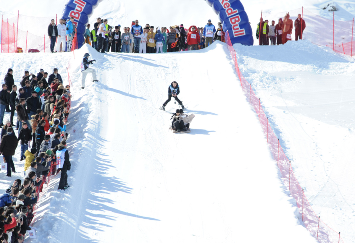 Креативное и зажигательное зимнее шоу "Летающие ковры" в Шахдаге (ФОТО)