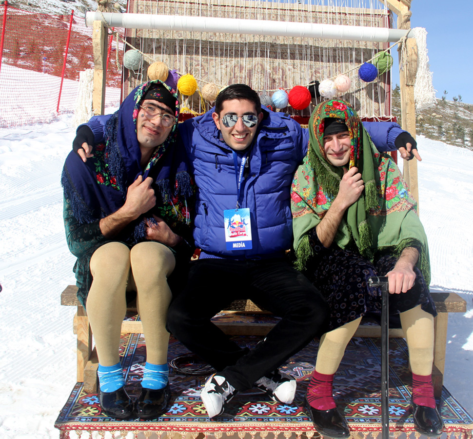 Креативное и зажигательное зимнее шоу "Летающие ковры" в Шахдаге (ФОТО)