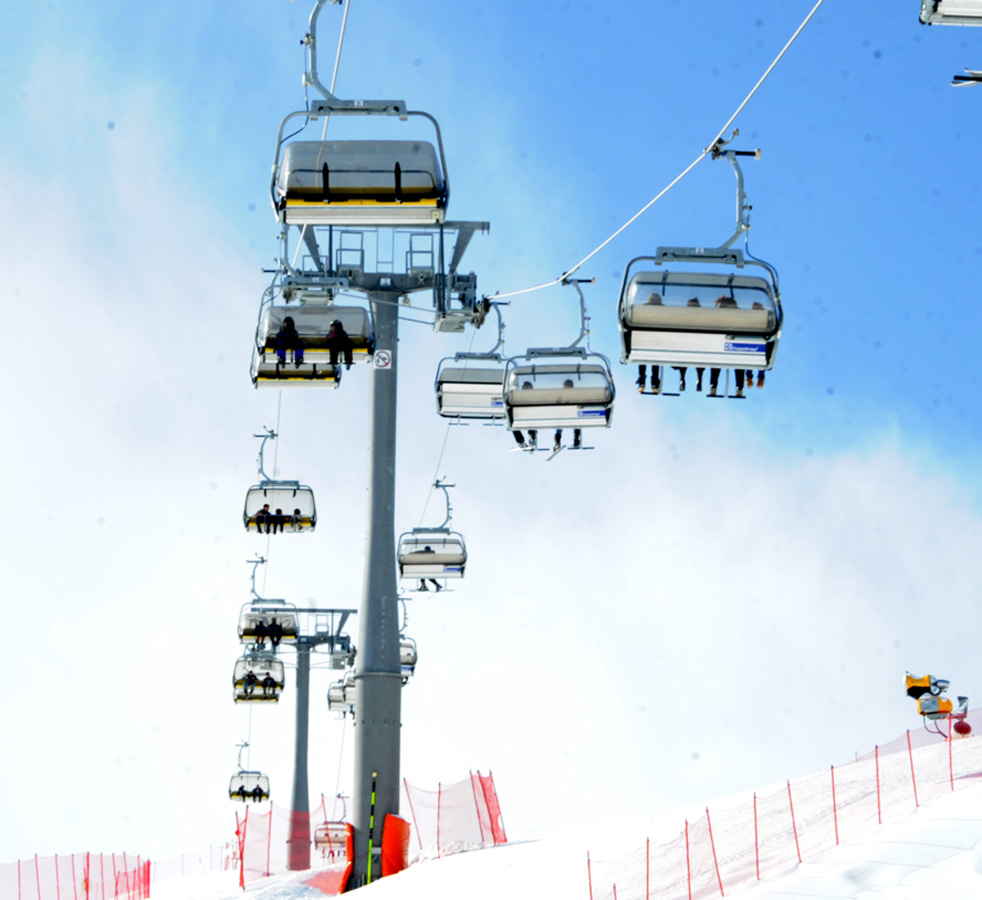 Креативное и зажигательное зимнее шоу "Летающие ковры" в Шахдаге (ФОТО)