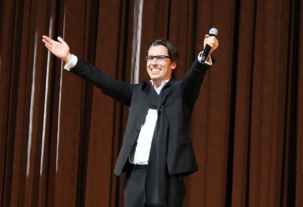 Максим Галкин на азербайджанском языке шокировал бакинцев – репортаж с концерта (ФОТО)