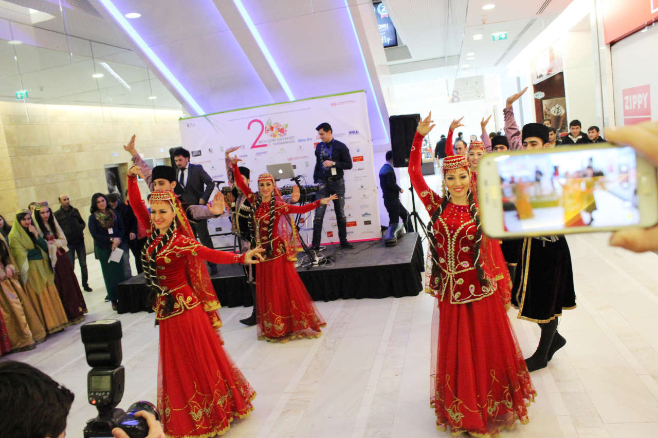 Праздник национального костюма в Баку -  ярмарка путешествий (ФОТО)