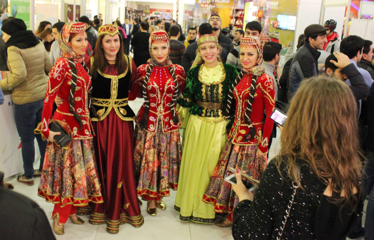 Праздник национального костюма в Баку -  ярмарка путешествий (ФОТО)