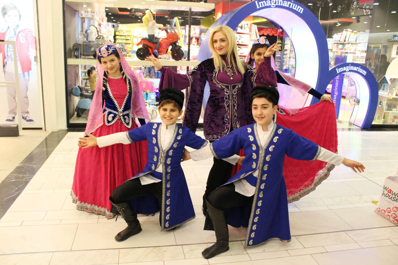 Праздник национального костюма в Баку -  ярмарка путешествий (ФОТО)