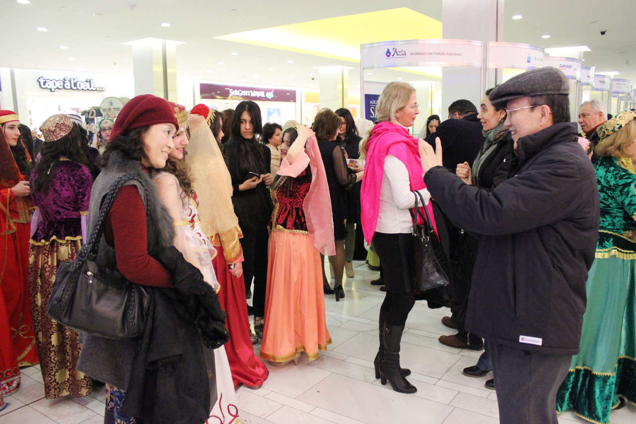 Праздник национального костюма в Баку -  ярмарка путешествий (ФОТО)