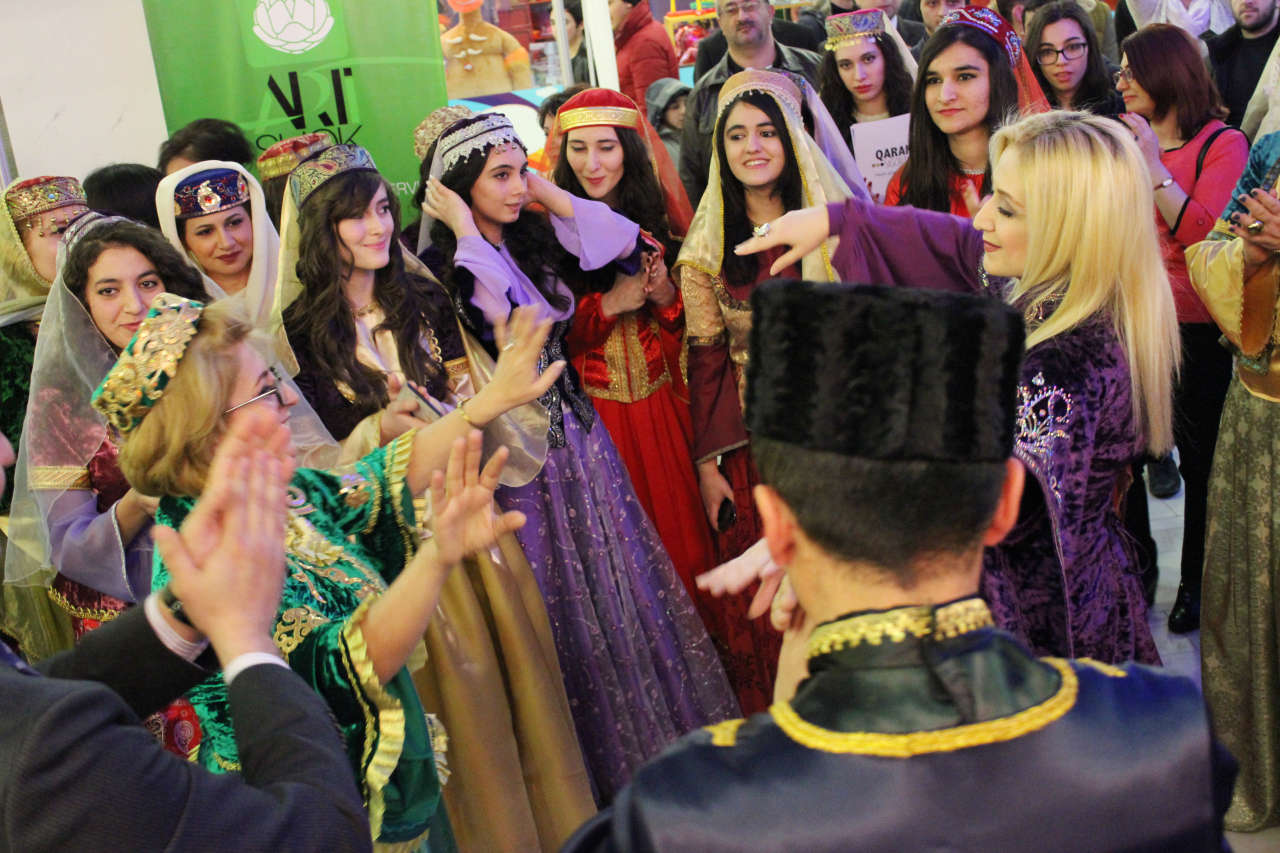 Праздник национального костюма в Баку -  ярмарка путешествий (ФОТО)
