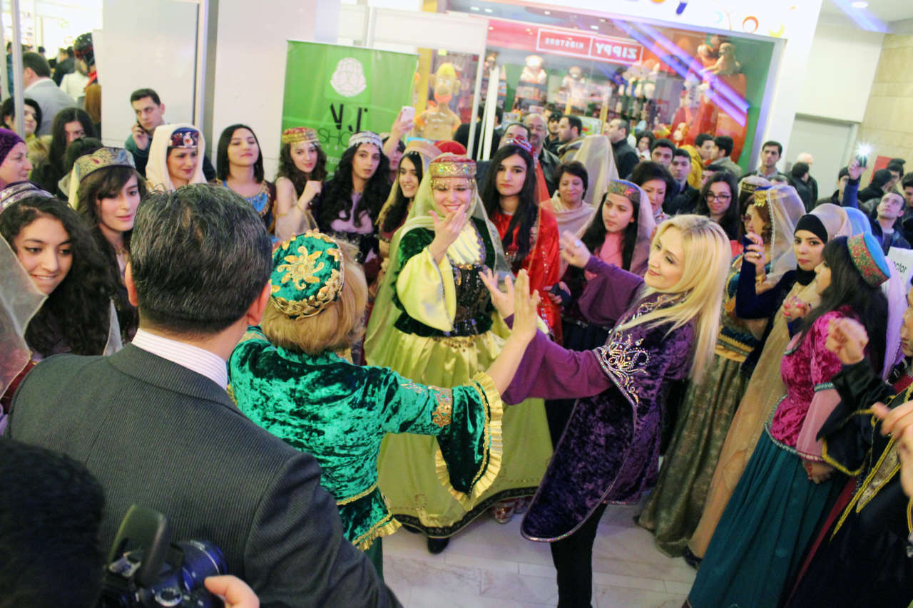 Праздник национального костюма в Баку -  ярмарка путешествий (ФОТО)