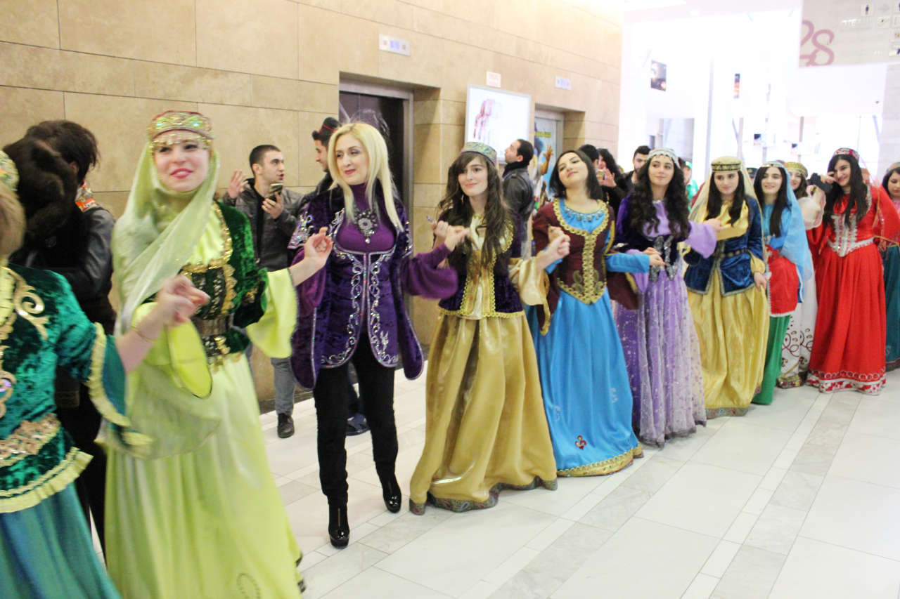 Праздник национального костюма в Баку -  ярмарка путешествий (ФОТО)