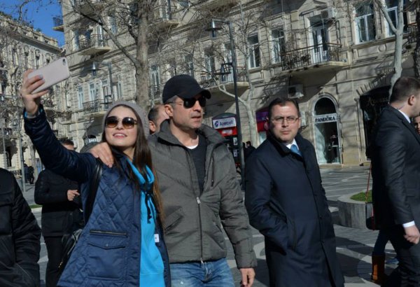 Турецкие звезды Озджан Дениз, Шюкрю Озйылдыз и Айча Айшин Туран приехали в Баку (ФОТО)