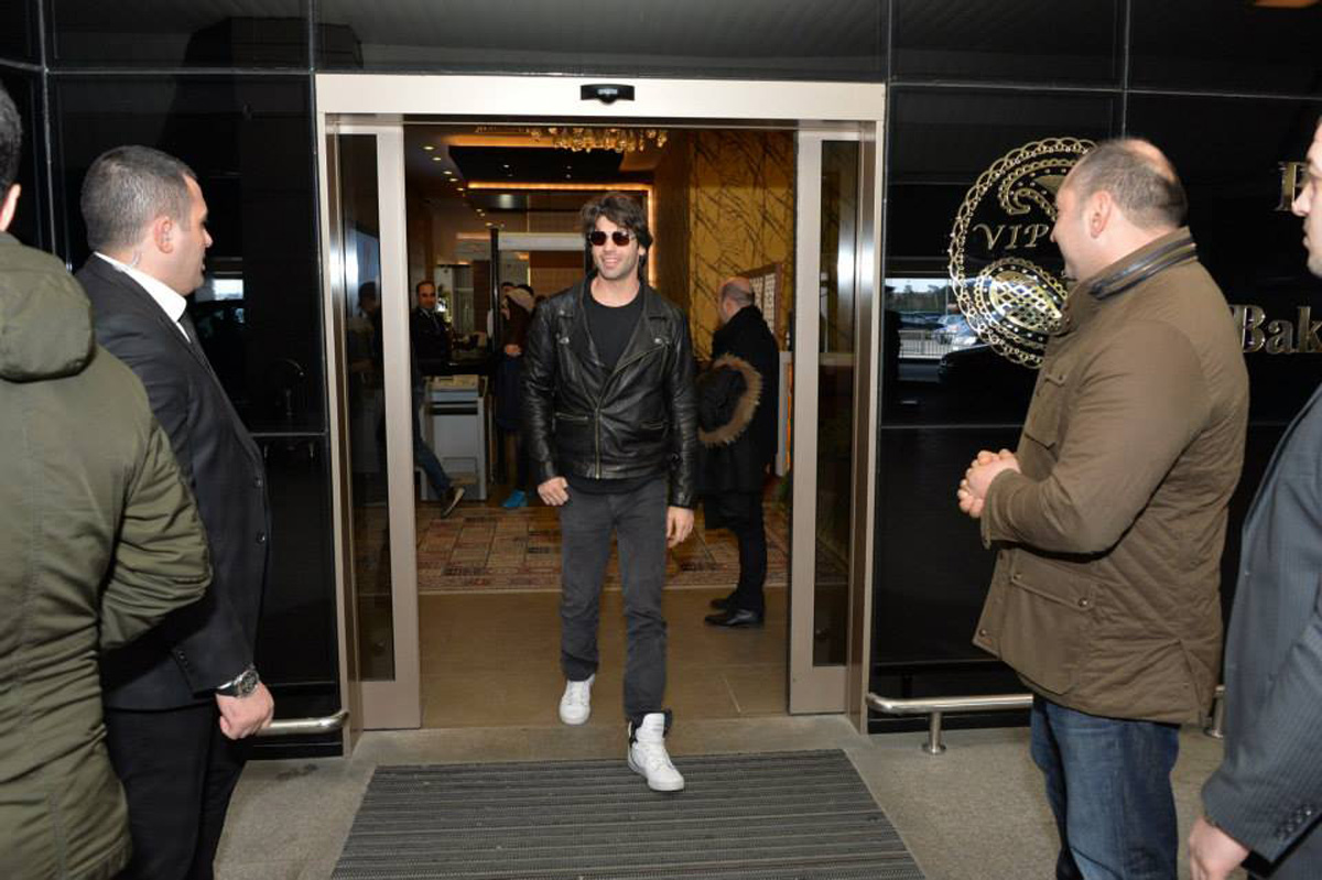 Турецкие звезды Озджан Дениз, Шюкрю Озйылдыз и Айча Айшин Туран приехали в Баку (ФОТО)