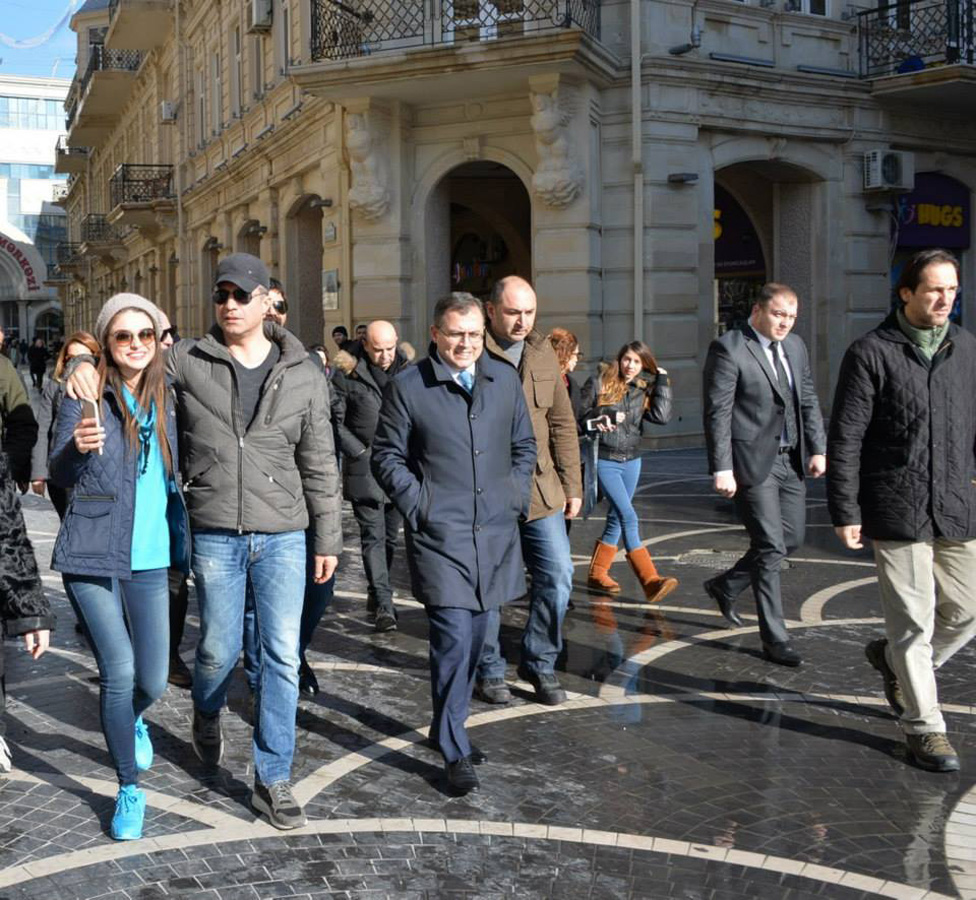 Турецкие звезды Озджан Дениз, Шюкрю Озйылдыз и Айча Айшин Туран приехали в Баку (ФОТО)