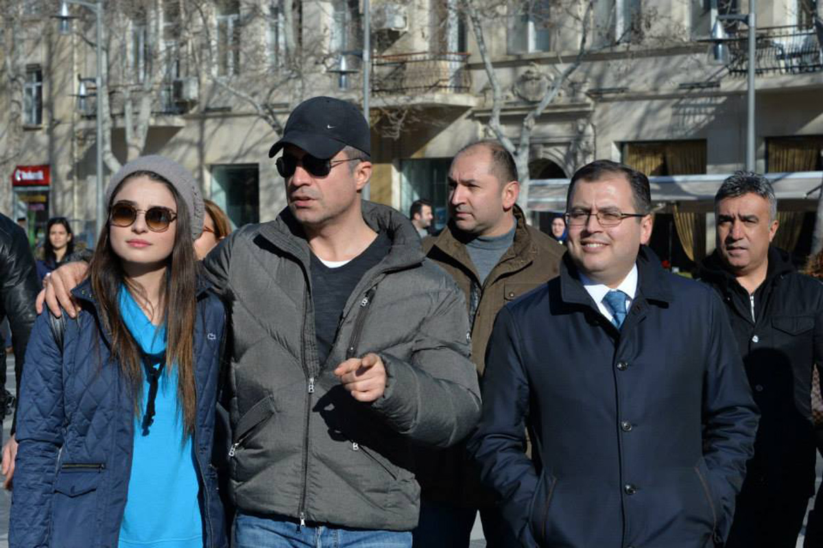 Турецкие звезды Озджан Дениз, Шюкрю Озйылдыз и Айча Айшин Туран приехали в Баку (ФОТО)