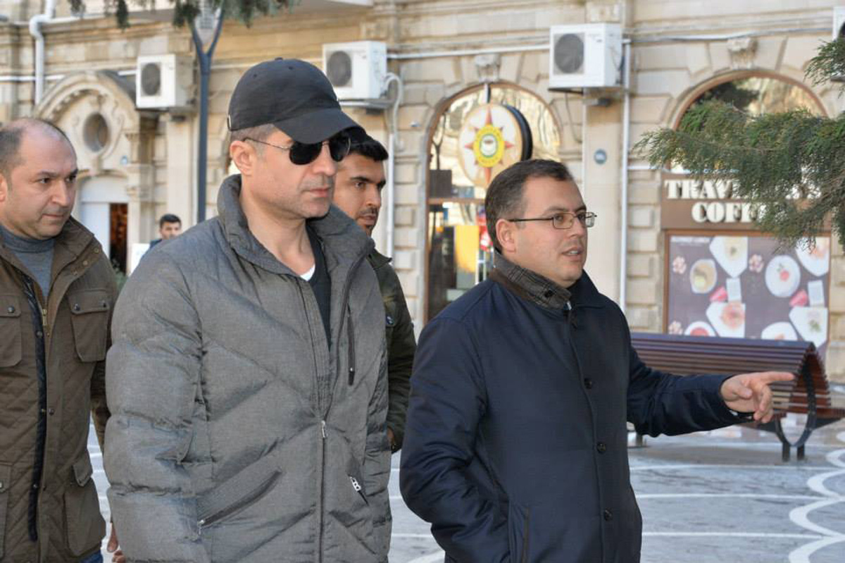 Турецкие звезды Озджан Дениз, Шюкрю Озйылдыз и Айча Айшин Туран приехали в Баку (ФОТО)