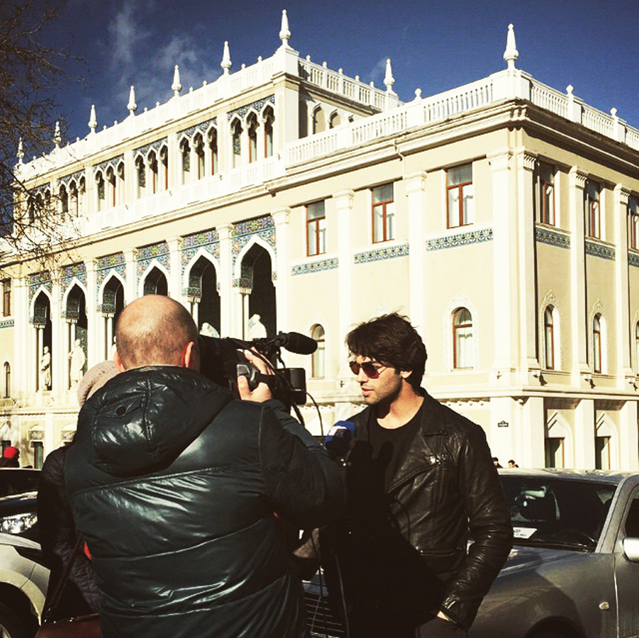 Турецкие звезды Озджан Дениз, Шюкрю Озйылдыз и Айча Айшин Туран приехали в Баку (ФОТО)