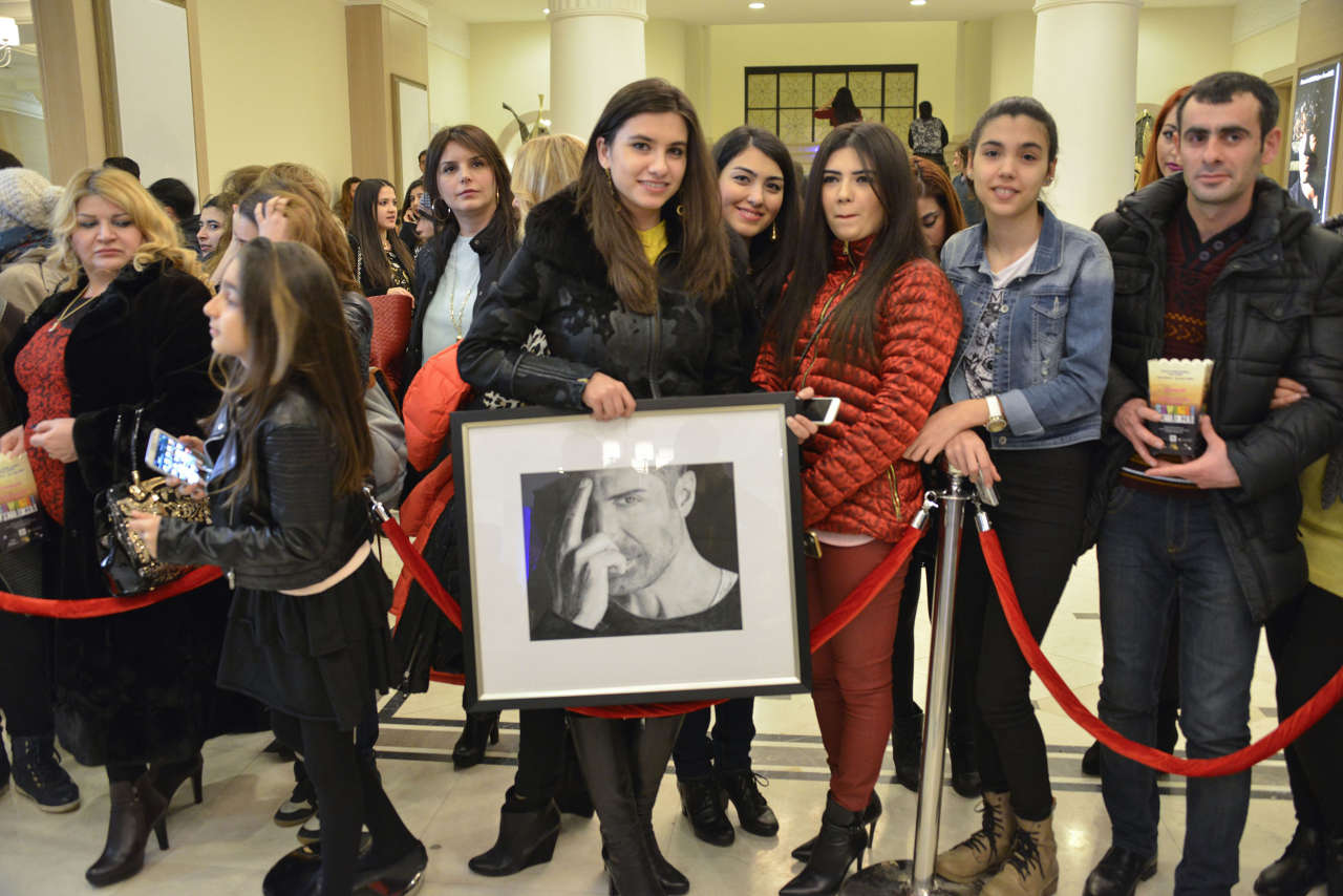 Озджан Дениз и Шюкрю Озйылдыз покорили сердца бакинских поклонниц (ВИДЕО-ФОТО)