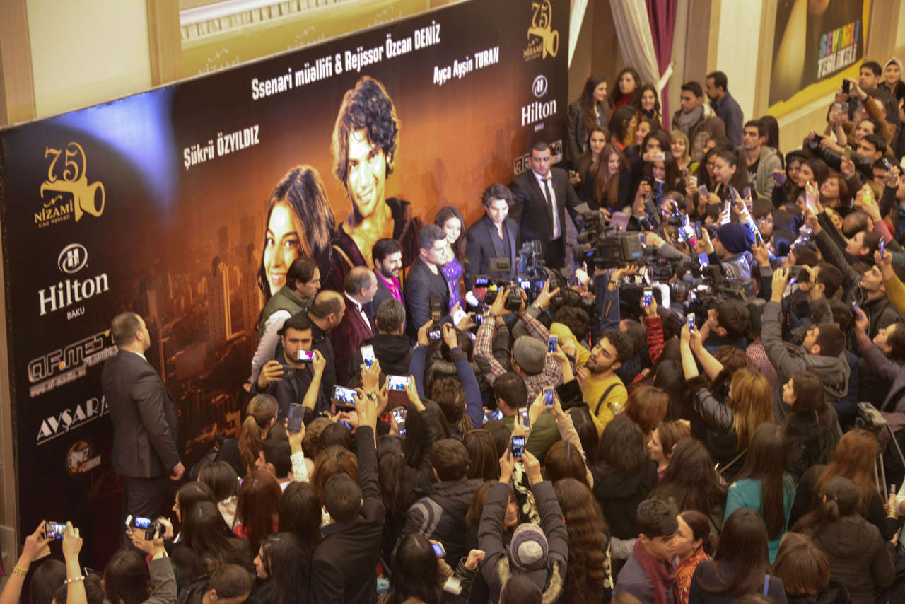 Озджан Дениз и Шюкрю Озйылдыз покорили сердца бакинских поклонниц (ВИДЕО-ФОТО)