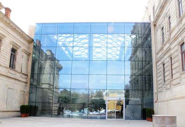 Всемирный флешмоб  "Манекен челлендж" в азербайджанском музее (ВИДЕО)