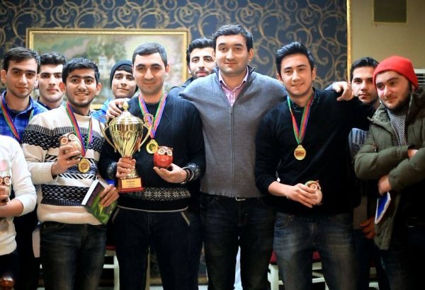 Как молодые азербайджанцы признаются в любви (ВИДЕО)