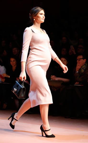 Модель с азербайджанскими корнями вышла на подиум в Милане беременной (ФОТО)