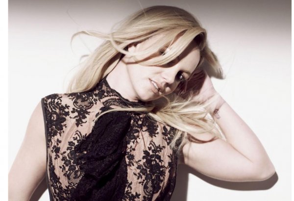 Бритни Спирс упала на сцене во время концерта