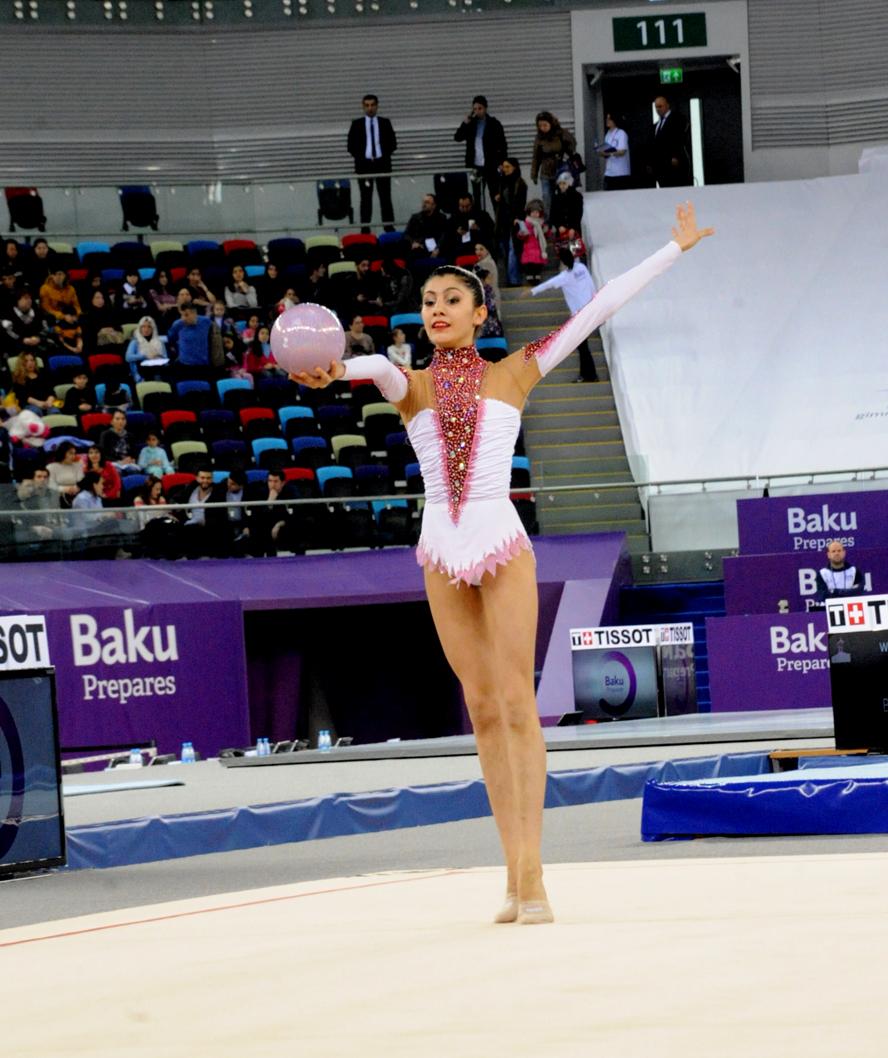 Азербайджанская гимнастка занимает второе место в многоборье (ФОТО)