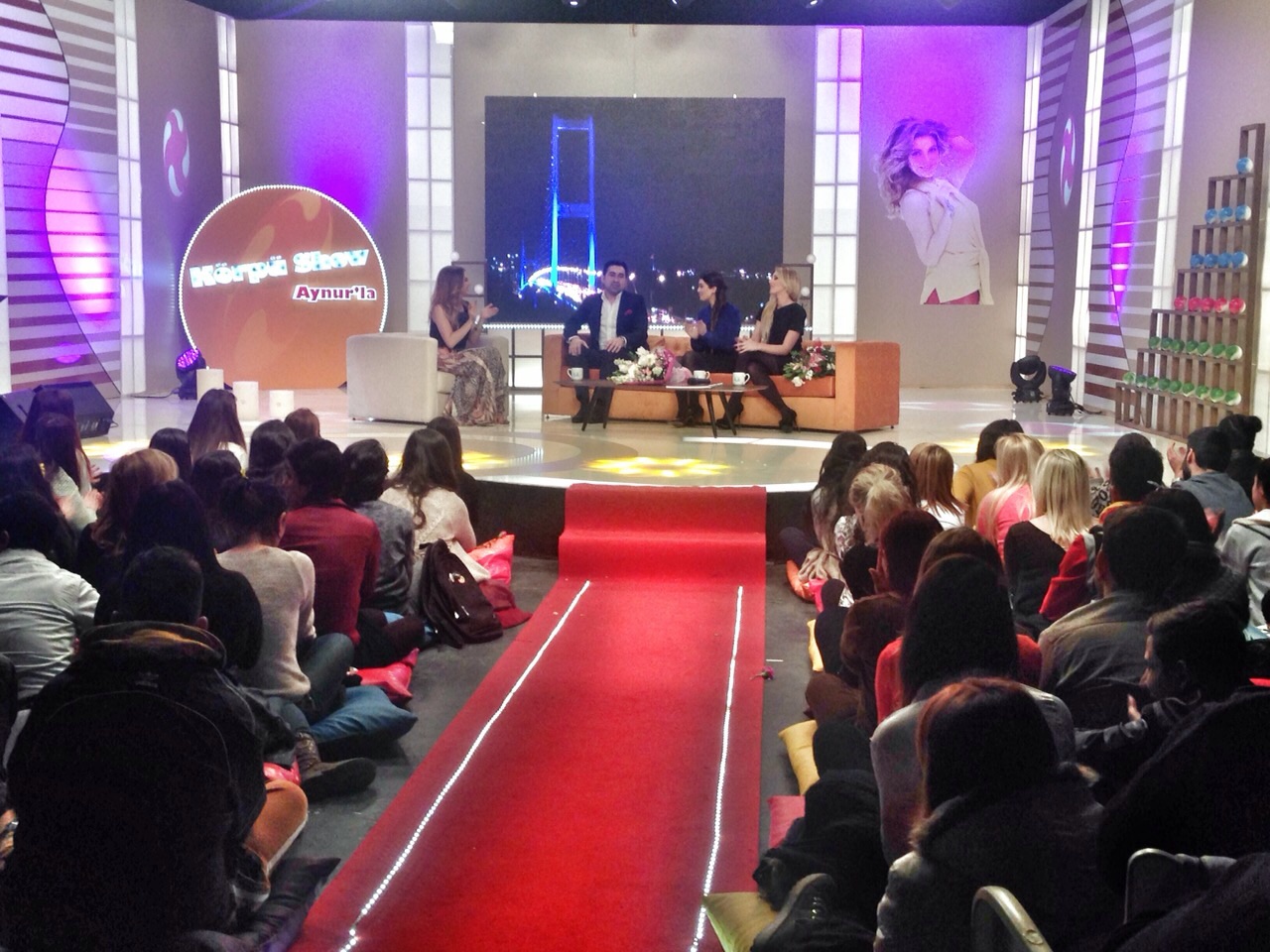 Турецкие звезды Петек Динджёз и Аслихан Гюнер поздравили азербайджанских женщин (ФОТО)