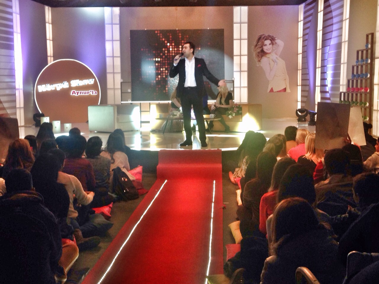 Турецкие звезды Петек Динджёз и Аслихан Гюнер поздравили азербайджанских женщин (ФОТО)