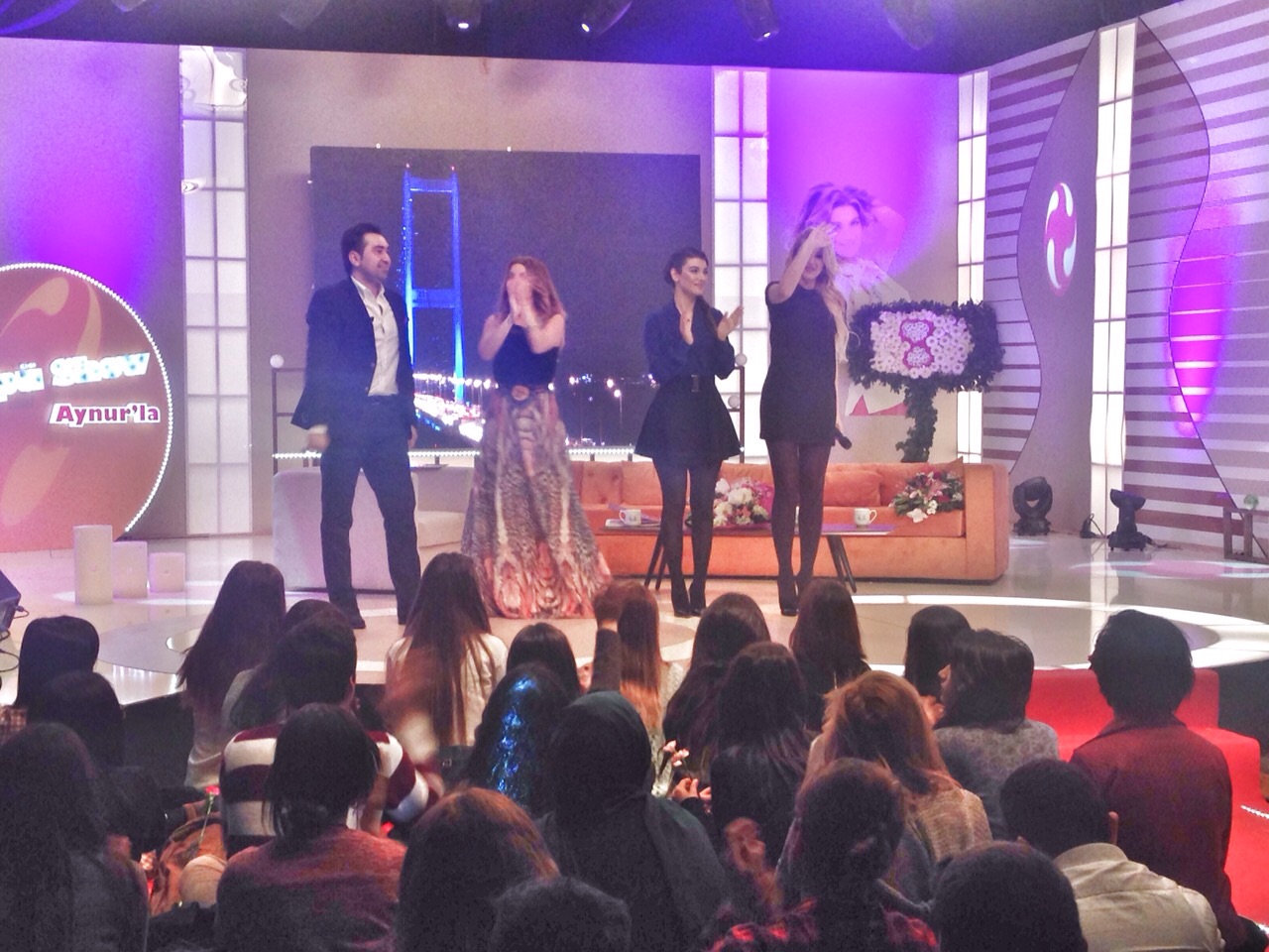 Турецкие звезды Петек Динджёз и Аслихан Гюнер поздравили азербайджанских женщин (ФОТО)