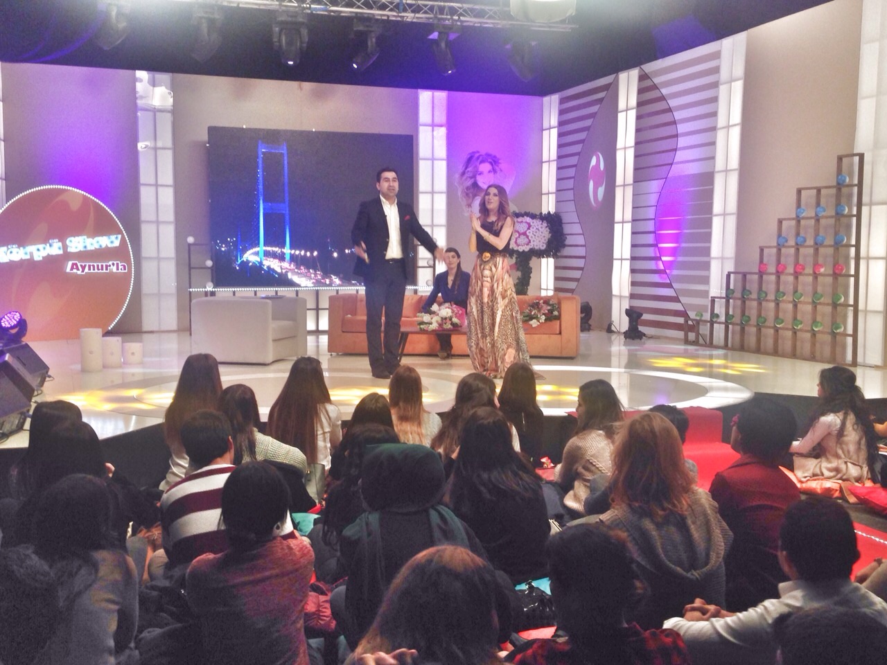 Турецкие звезды Петек Динджёз и Аслихан Гюнер поздравили азербайджанских женщин (ФОТО)