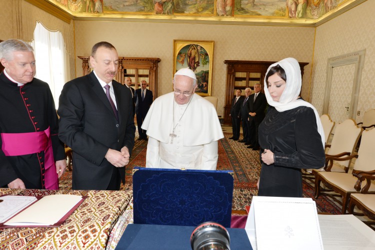 Президент Ильхам Алиев и его супруга  встретились в Ватикане с Папой Франциском (ФОТО)