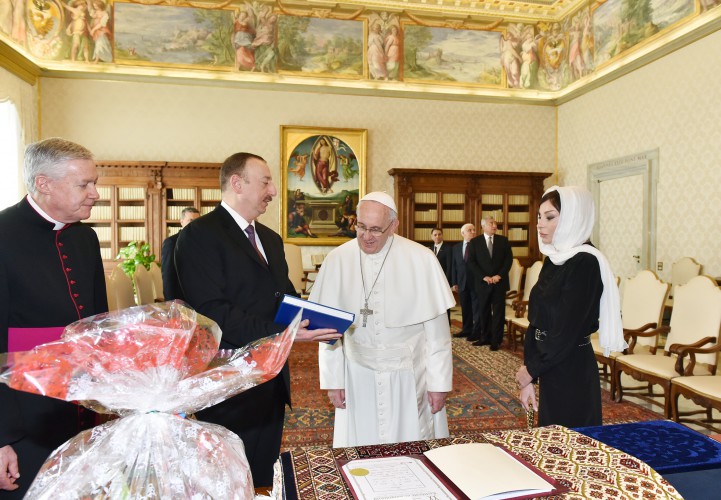 Президент Ильхам Алиев и его супруга  встретились в Ватикане с Папой Франциском (ФОТО)