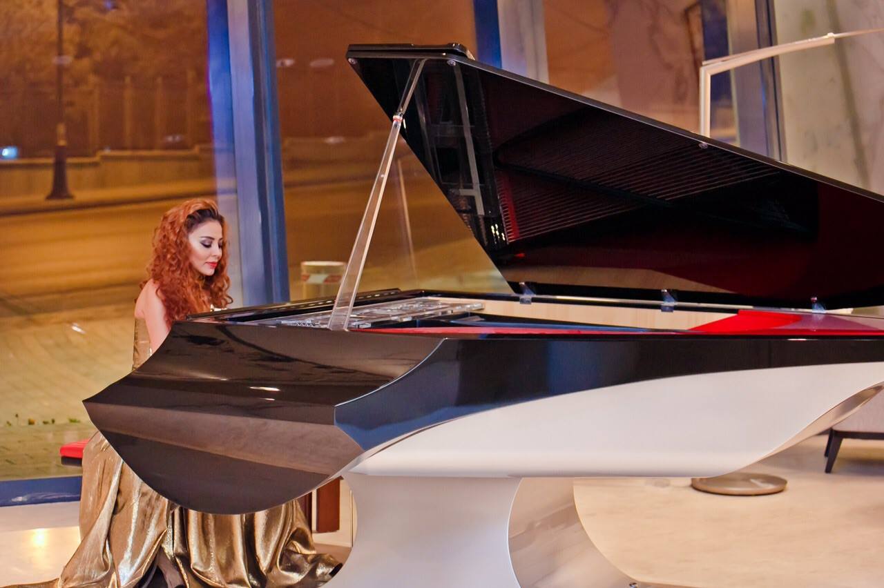 Самые оригинальные подарки азербайджанским звездам на 8 марта (ФОТО)