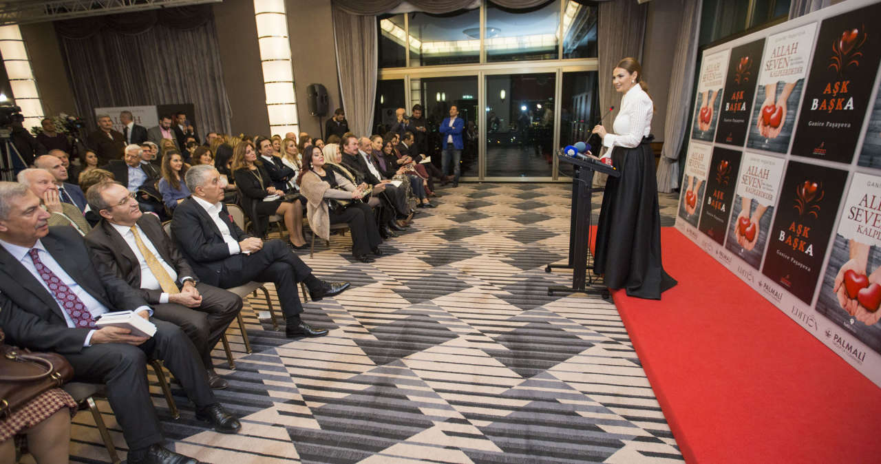 В Стамбуле презентованы книги Ганиры Пашаевой с участием турецких знаменитостей (ФОТО)