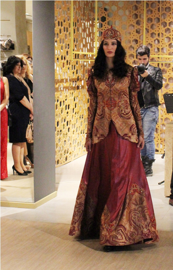 Волшебный вечер моды Гюльнары Халиловой – национальные и вечерние платья (ФОТО)