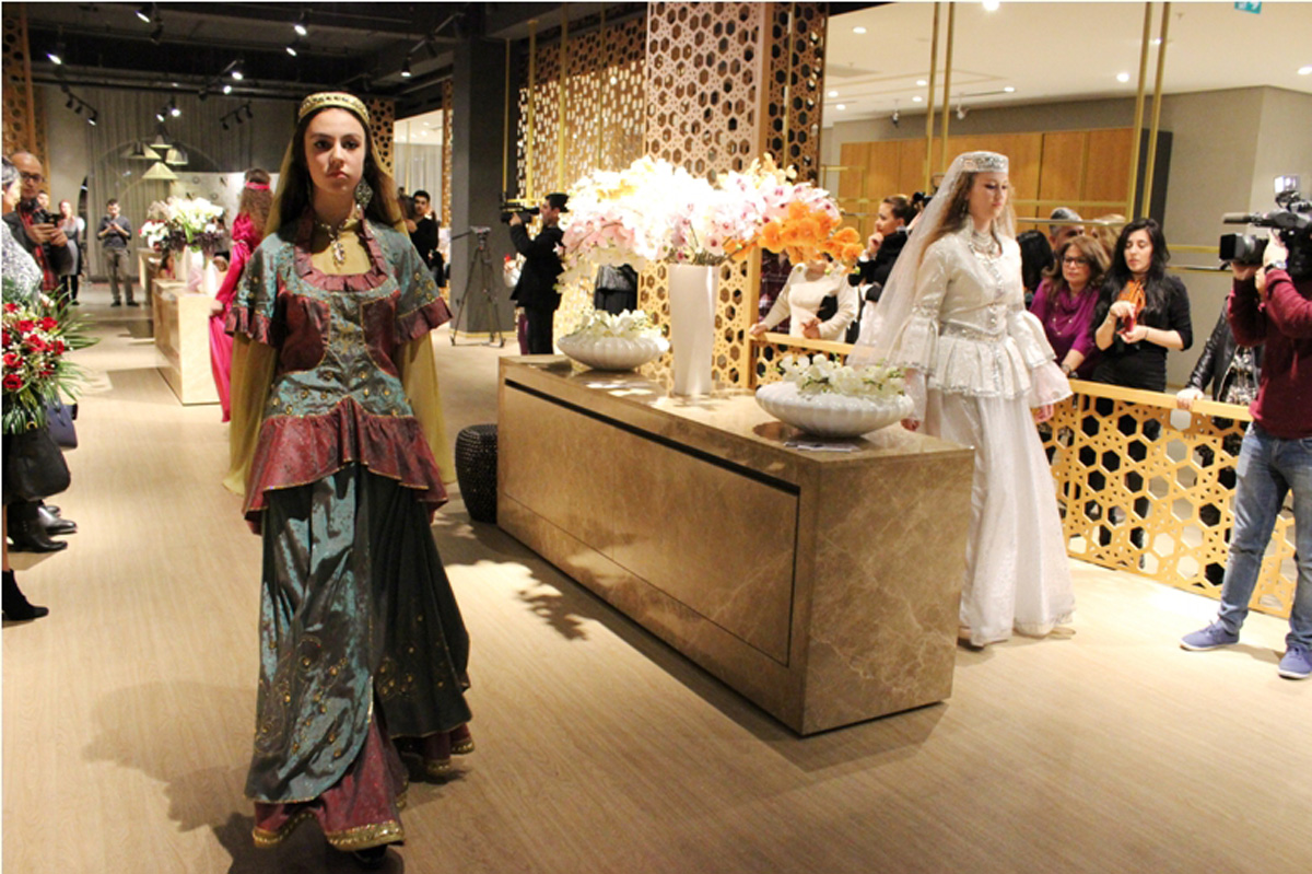 Волшебный вечер моды Гюльнары Халиловой – национальные и вечерние платья (ФОТО)