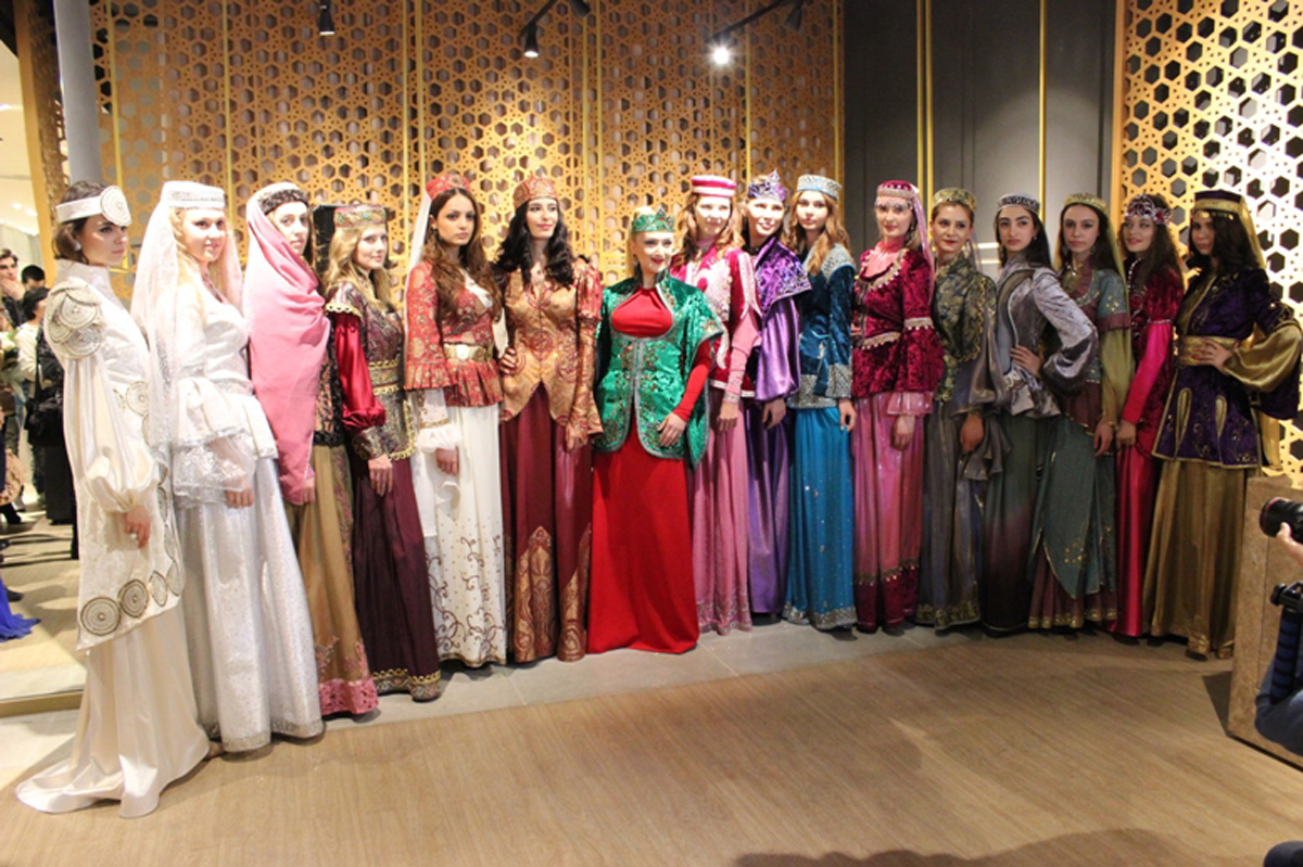 Волшебный вечер моды Гюльнары Халиловой – национальные и вечерние платья (ФОТО)
