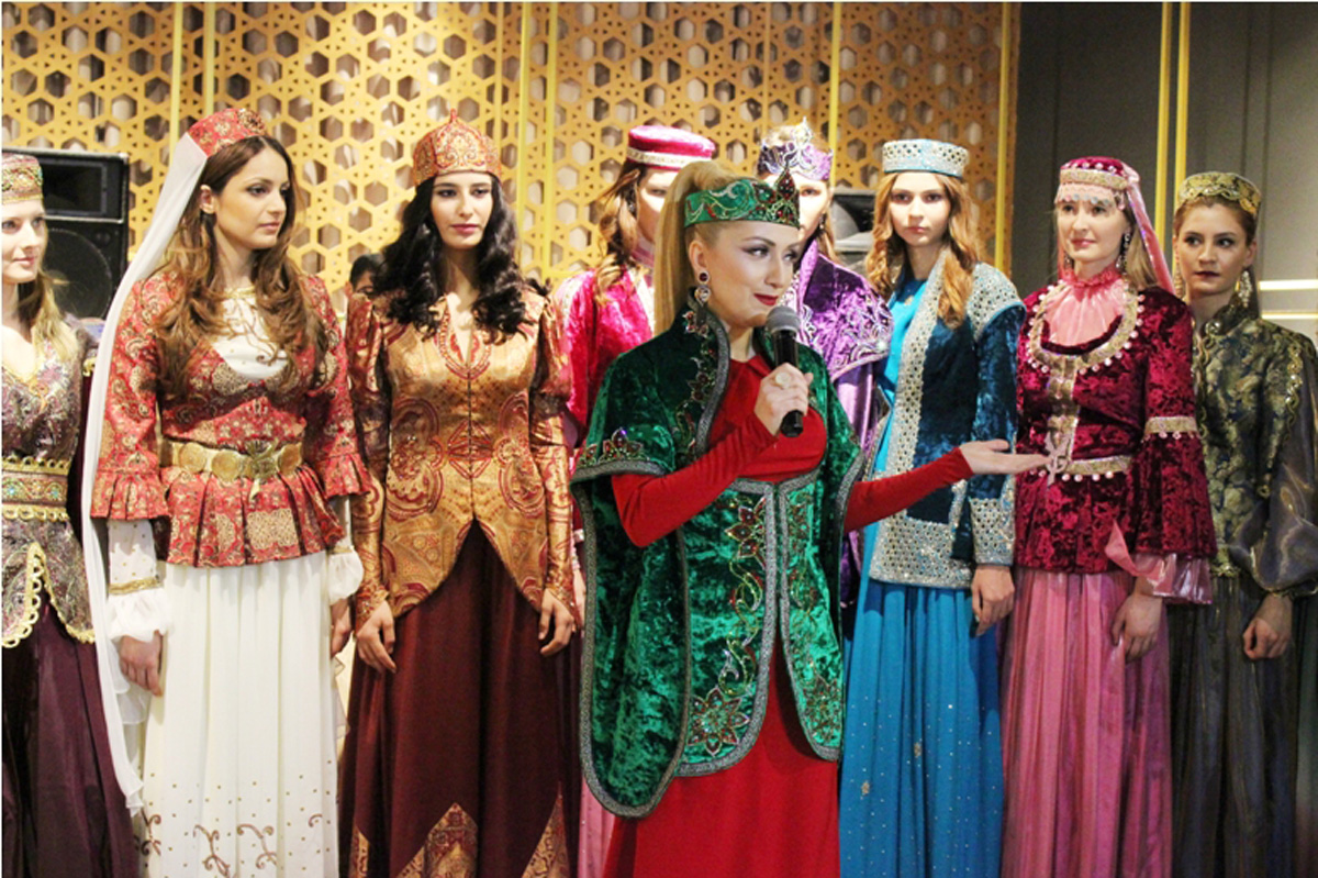 Волшебный вечер моды Гюльнары Халиловой – национальные и вечерние платья (ФОТО)