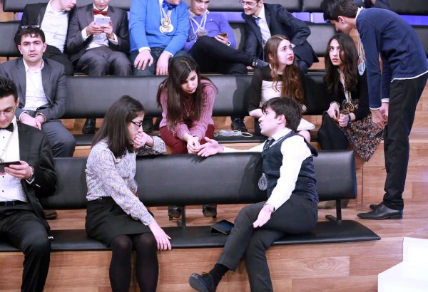 "От книжек отрекись…Так за разбой берись!" - азербайджанская версия телешоу "Умники и Умницы" (ФОТО)