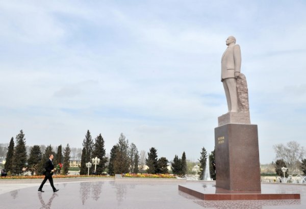 Президент Ильхама Алиева посетил памятник общенациональному лидеру в Барде (ФОТО)