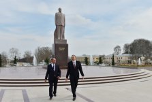 Президент Ильхама Алиева посетил памятник общенациональному лидеру в Барде (ФОТО)