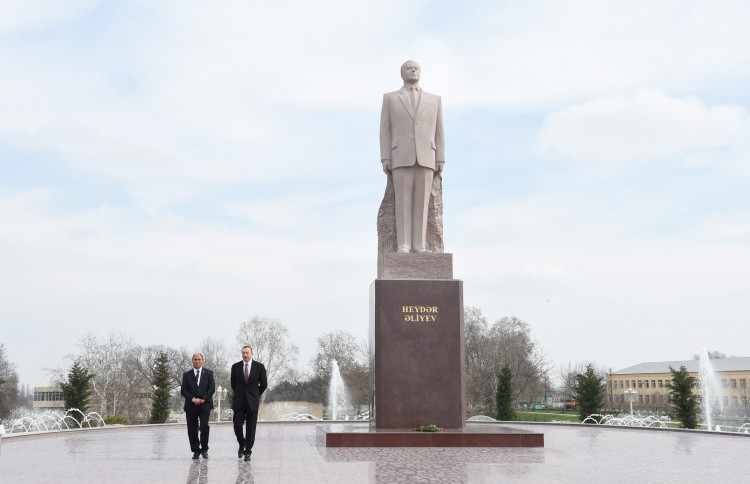 Президент Ильхама Алиева посетил памятник общенациональному лидеру в Барде (ФОТО)