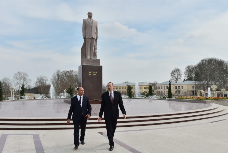 Президент Ильхама Алиева посетил памятник общенациональному лидеру в Барде (ФОТО)