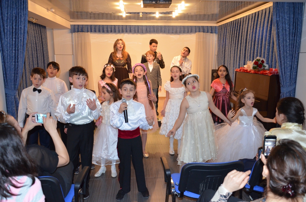 Юные артисты в Баку отметили День национального театра (ФОТО)